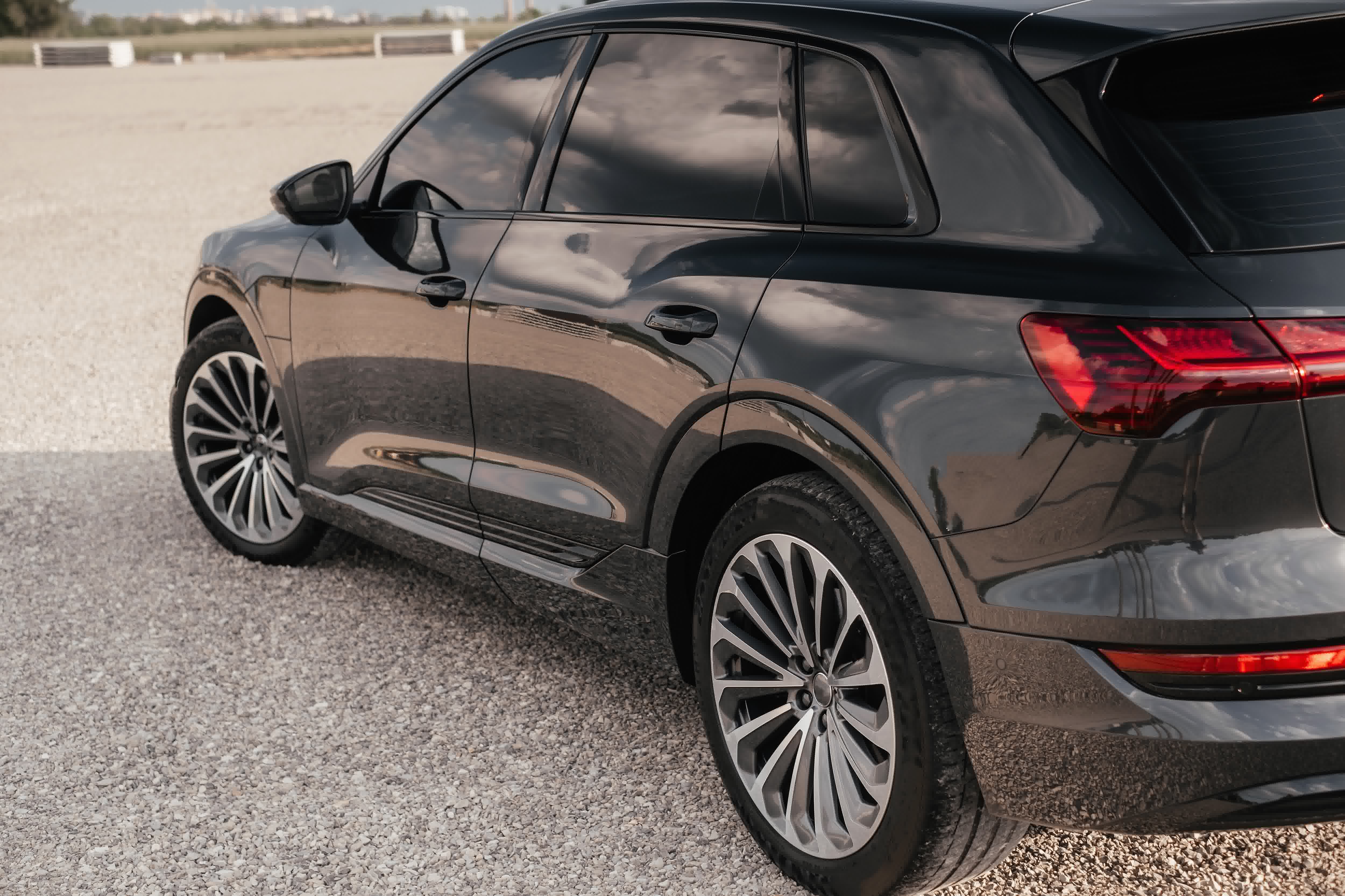 Ge bilen en modern look – ta bort kromlisterna med stilren foliering!